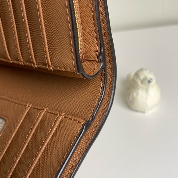 Micheal Kors Jet Set Wallet - Picture 11 of 16